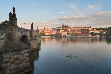 Prag Vtlava Nehri'ne bakan kale görünümü