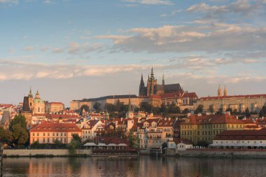 Prag Vtlava Nehri'ne bakan kale görünümü