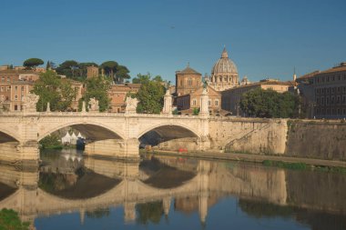 Tiber Nehri ve St. Peter's Bazilikası Vatikan Vittorio Emanuele köprüde görünümünü