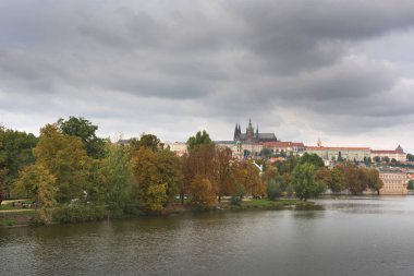 Ünlü Prag'ın Kalesi, Çek Cumhuriyeti ile Prag eski şehir panoraması