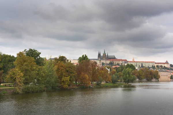 有名なプラハ城 チェコ共和国のプラハの旧市街のパノラマ — ストック写真