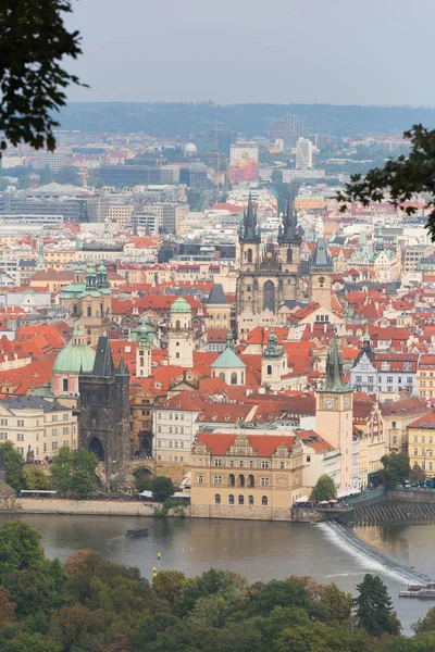 ヴルタヴァ川のプラハ チェコ共和国の建築の旧市街 カレル橋の風光明媚な夏空撮 — ストック写真