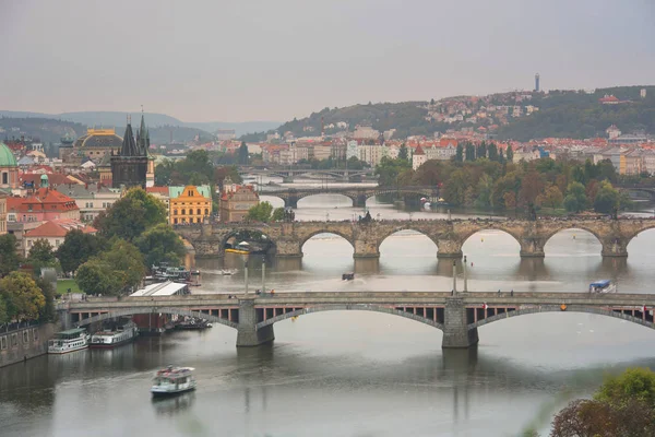 风景秀丽的春天日落鸟瞰图的老城码头建筑和查理大桥在伏尔塔瓦河河在布拉格 捷克共和国 — 图库照片