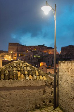 Dar sokak İtalya Basilicata Matera antik şehir (Sassi di Matera), kültür 2019 Avrupa başkenti ve Unesco mirası ve bulutlar, detay 