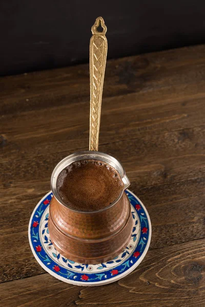 木製のテーブルにトルコの銅鍋にホット コーヒー — ストック写真