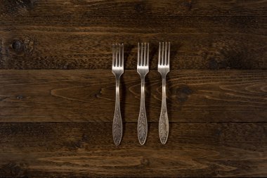 Ahşap arka plan üzerinde vintage çatal kümesi