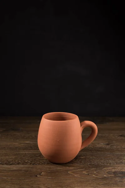 Puste Clay Niepomalowanych Cup Drewnianym Stole Cement Czarny Tekstura Tło — Zdjęcie stockowe