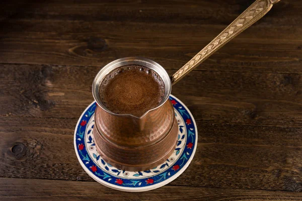 Heißer Kaffee Zubereitet Einem Türken Blick Auf Einen Schönen Holztisch — Stockfoto
