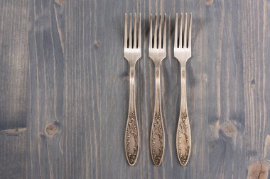 Çok eski paslı vintage set üç gümüş çatal bir mavi ahşap doku arka planda, yakın çekim, görünümü ana sayfa