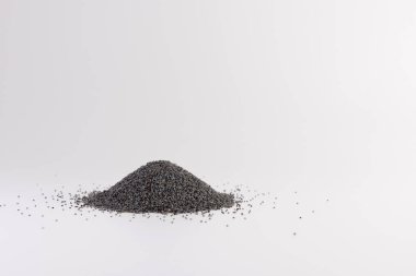 haşhaş tohumu üzerine beyaz izole yığını