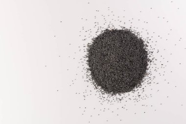 haşhaş tohumu üzerine beyaz izole yığını