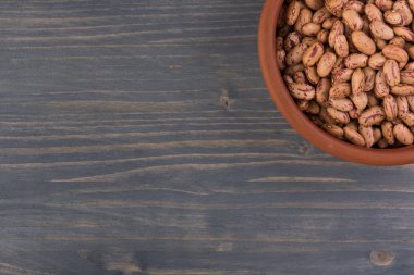 Bir tabak fasulye ahşap masa arka plan üzerinde