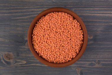 Kil plaka ahşap masa arka plan üzerinde kırmızı mercimek