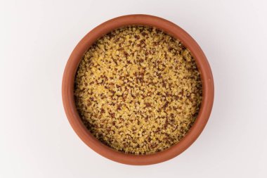ham bulgur ve quinoa beyaz arka plan üzerinde üstten görünüm izole kase 