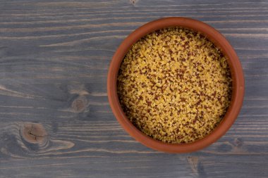 ham bulgur ve ahşap masa arka plan üzerinde quinoa kase