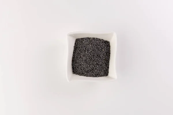 Παπαρουνόσπορο Ένα Κεραμικό Πιάτο Που Απομονώνονται Λευκό Φόντο Επιλεκτική Εστίαση — Φωτογραφία Αρχείου