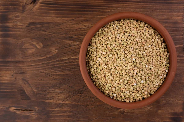 Natuurlijke Verse Groene Boekweit Klei Kom Houten Achtergrond Bovenaanzicht — Stockfoto