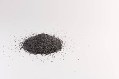 haşhaş tohumu üzerine beyaz izole yığını