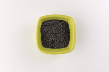 Haşhaş tohumu beyaz arka plan üzerinde izole bir seramik tabak içinde. Seçici focu