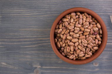 Bir tabak fasulye ahşap masa arka plan üzerinde