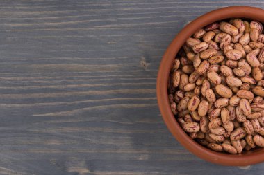 Bir tabak fasulye ahşap masa arka plan üzerinde