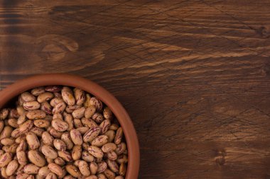 Bir tabak fasulye ahşap masa arka plan üzerinde
