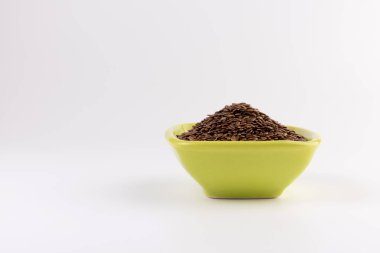 Beyaz arka plan üzerinde izole kase keten tohumu