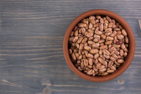 Bir tabak fasulye ahşap masa arka plan üzerinde