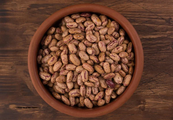 Bir tabak fasulye ahşap masa arka plan üzerinde