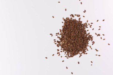 Beyaz arka plan üzerinde izole keten tohumu yığını