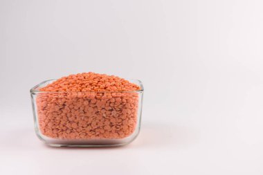 Cam plaka beyaz arka plan üzerinde izole kırmızı mercimek
