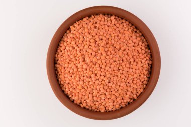 Kil plaka beyaz arka plan üzerinde izole kırmızı mercimek