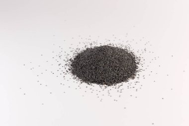 haşhaş tohumu üzerine beyaz izole yığını