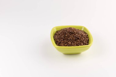 Beyaz arka plan üzerinde izole kase keten tohumu