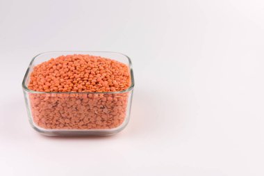 Cam plaka beyaz arka plan üzerinde izole kırmızı mercimek