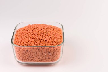 Cam plaka beyaz arka plan üzerinde izole kırmızı mercimek