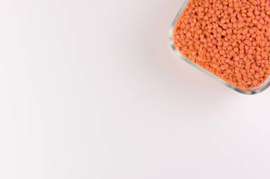 Cam plaka beyaz arka plan üzerinde izole kırmızı mercimek