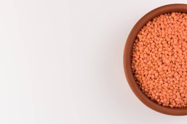 Kil plaka beyaz arka plan üzerinde üstten görünüm izole kırmızı mercimek