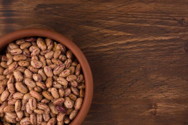 Bir tabak fasulye ahşap masa arka plan üzerinde