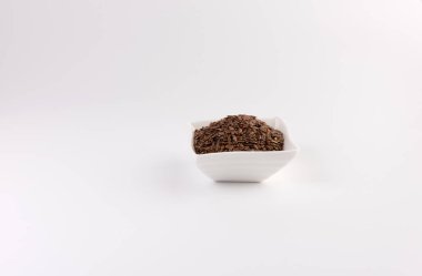 Beyaz arka plan üzerinde izole kase keten tohumu