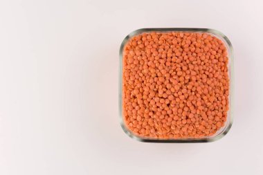 Cam plaka beyaz arka plan üzerinde izole kırmızı mercimek