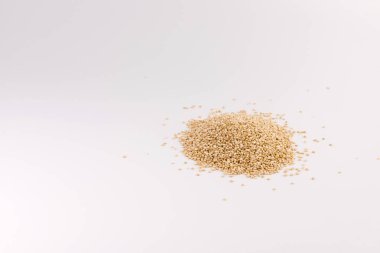 Beyaz bir arka plan üzerinde izole quinoa tohumları yığını