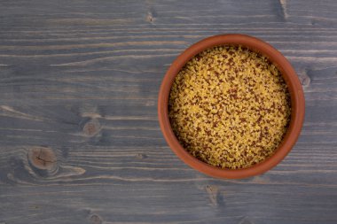 ham bulgur ve ahşap masa arka plan üzerinde quinoa kase