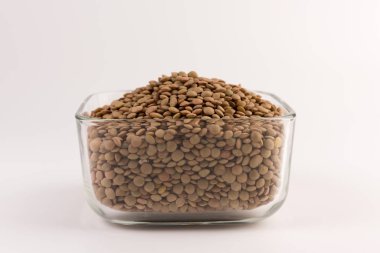 Bir kasede beyaz arka plan üzerinde izole sarı mercimek 