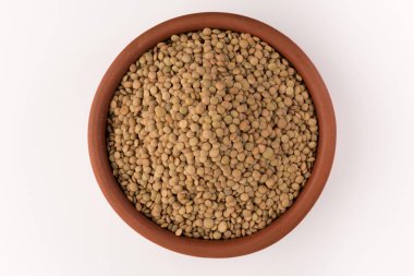 Bir kasede beyaz arka plan üzerinde izole sarı mercimek 