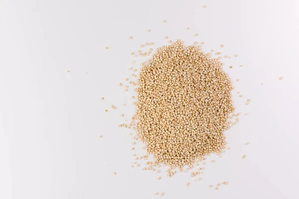 Haufen Quinoa Samen Isoliert Auf Weißem Hintergrund — Stockfoto