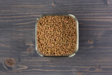 Bir kase ahşap zemin üzerine sarı mercimek 