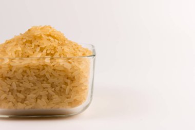 Beyaz arka plan üzerinde izole kase beyaz pirinç