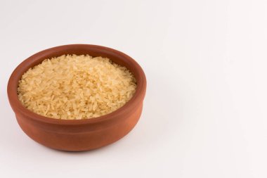 Beyaz arka plan üzerinde izole kase beyaz pirinç