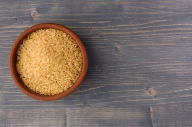 kase ahşap masa arka plan üzerinde beyaz pirinç